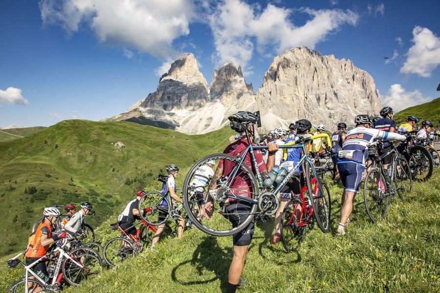 Maratona delle Dolomiti: sport, poesia e colori in 200 ...