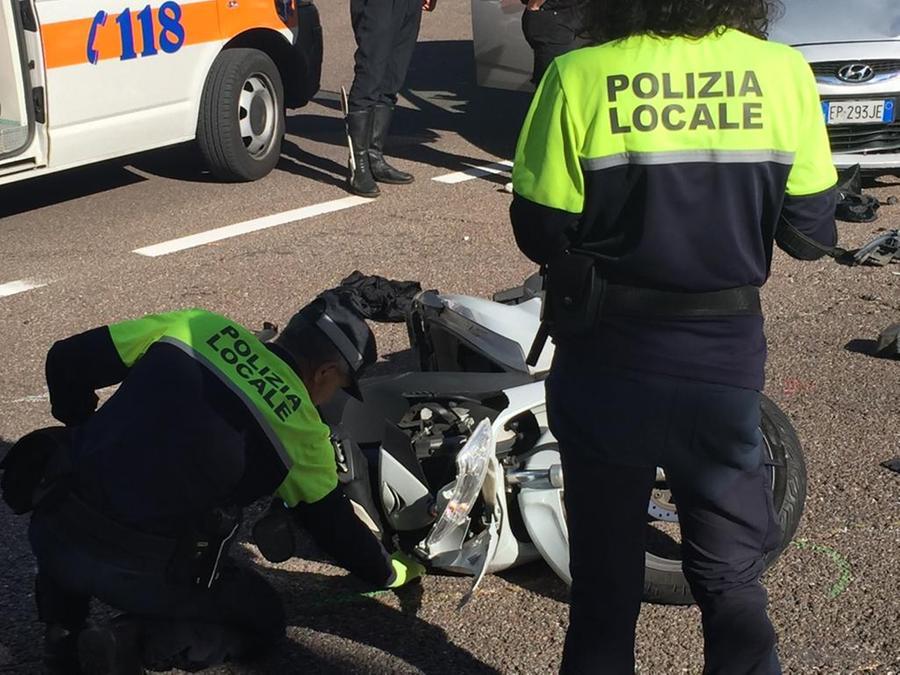 Motociclista Si Schianta Contro Un'auto E Vola Perdendo Il Casco: è ...