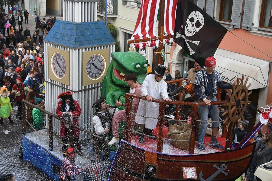 I carri del Carnevale invadono il centro di Trento - Locale - Trentino