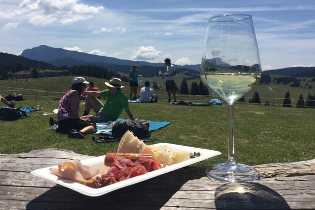 Aperitivo In Malga Sull Altopiano Del Vezzena Valsugana E Primiero Trentino