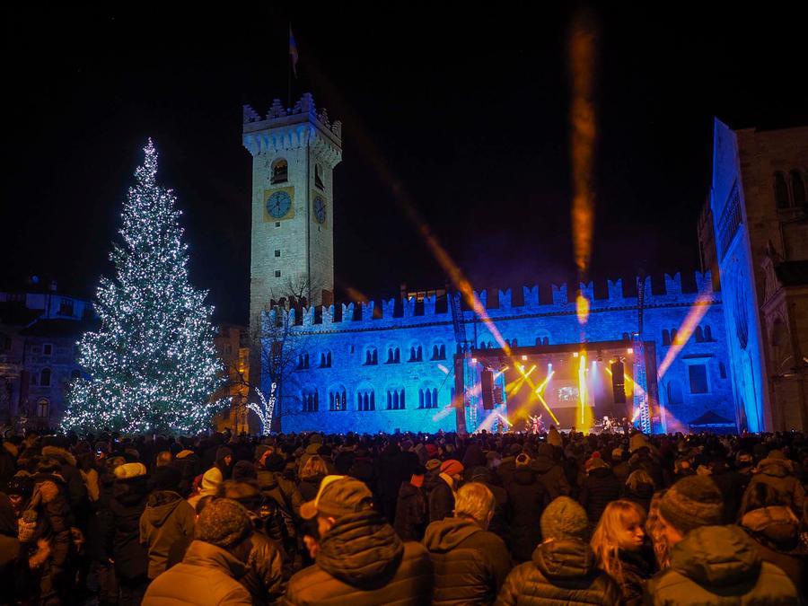 Capodanno, Tutti In Piazza Duomo Per Brindare Assieme. A Ritmo Di ...