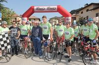 La partenza della pedalata con Gibo Simoni ed i Moser: Francesco, Aldo  e Ignazio; il marchio di famiglia prosegue di generazione in generazi one (Fotoservizio Dino Panato) Sempre grande entusiasmo alla pedalata: maglia celebrativa In bici sportivi di tutte le età