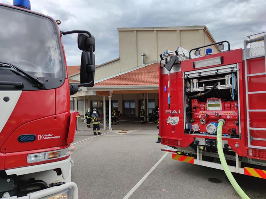 Denno, scuola invasa dal fumo e dispersi. Ma per fortuna è solo  un'esercitazione - Foto - Trentino