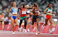 epa09379507 Nadia Battocletti of Italy, Francine Niyonsaba of Burundi, Hellen Obiri of Kenya and Gudaf Tsegay of Ethiopia compete in the Women's 5000m Heats during the Athletics events of the Tokyo 2020 Olympic Games at the Olympic Stadium in Tokyo, Japan, 30 July 2021.  EPA/VALDRIN XHEMAJ