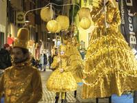 Carousel, performance Itinerante su trampoli a Folgaria. In centro storico, esibizione degli artisti in costumi luminosi ispirati alle atmosfere del circo. Spettacolo per tutta la famiglia. Venerdì 7 gennaio, ore 17. Evento segnalato da Apt Alpe Cimbra.