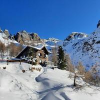 Ciaspolata al Rifugio Setteselle, presso Palù del Fersina in Val dei Mocheni. Domenica 9 gennaio,  partenza dal parcheggio Tasaineri a Palù del Fersina, ore 10, percorso della durata di un paio d’ore.  Evento segnalato da Apt Valsugana.