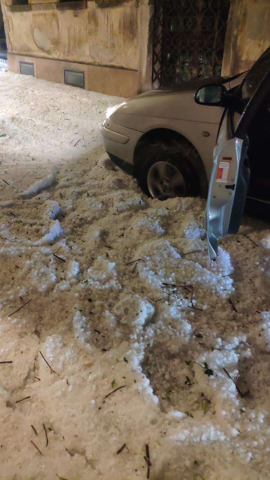 Strade imbiancate ad Asolo tutta grandine Foto Trentino