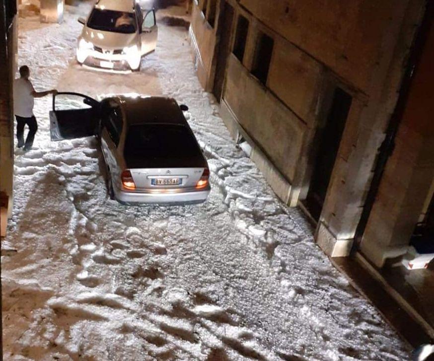 Strade imbiancate ad Asolo tutta grandine Foto Trentino