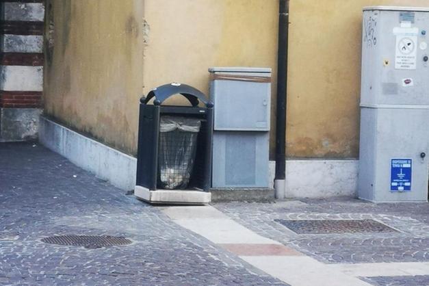 Rifiuti sul lago di Garda, il caso del cestino perfetto sostituito da  quello rotto - Lago di Garda - Trentino