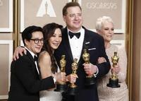 epa10519388 (L-R) Ke Huy Quan with his Oscar for Best Supporting Actor, Michelle Yeoh with her Oscar for Best Actress, Brendan Fraser with his Oscar for Best Actor and Jamie Lee Curtis with her Oscar for Best Supporting Actress pose in the press room during the 95th annual Academy Awards ceremony at the Dolby Theatre in Hollywood, Los Angeles, California, USA, 12 March 2023. The Oscars are presented for outstanding individual or collective efforts in filmmaking in 24 categories.  EPA/CAROLINE BREHMAN