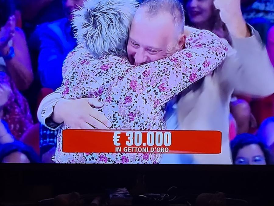 Affari tuoi, coppia di palermitani vince 50 mila euro e Amadeus