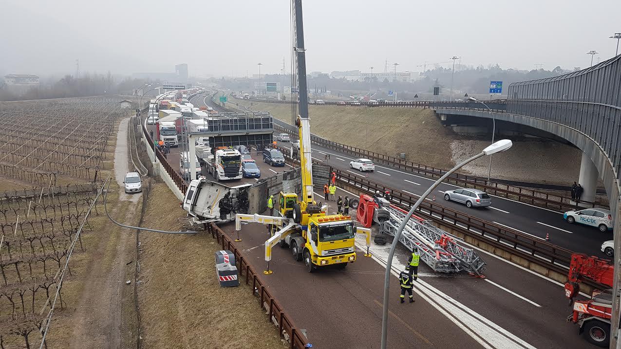 Autostrada Bloccata Da Un Tir, Ecco Le Immagini Dell'incidente - Foto ...